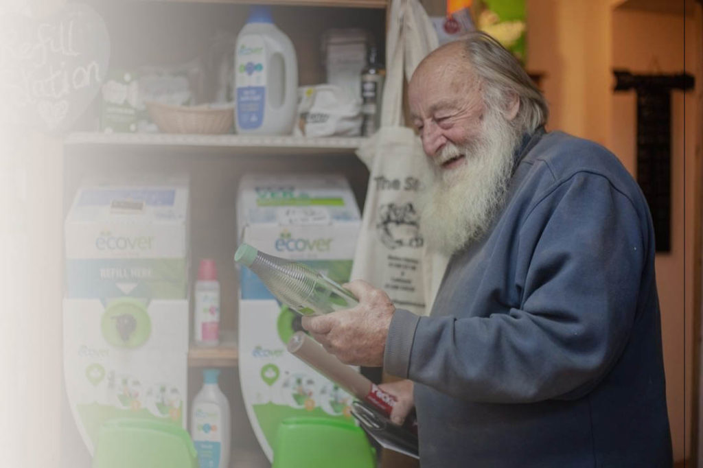 Man die ecover afwasmiddel fles bekijkt in een natuurvoedingswinkel